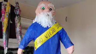 Muñecos de Año Viejo iluminan las puertas de Calkiní