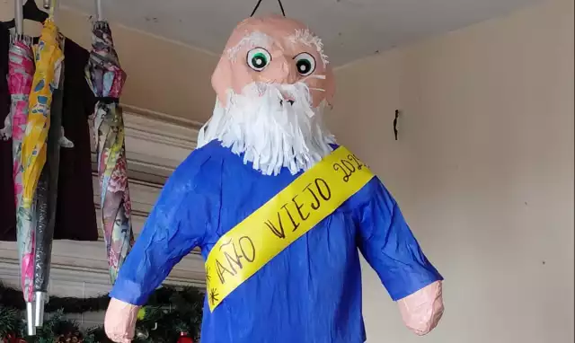 Muñecos de Año Viejo iluminan las puertas de Calkiní