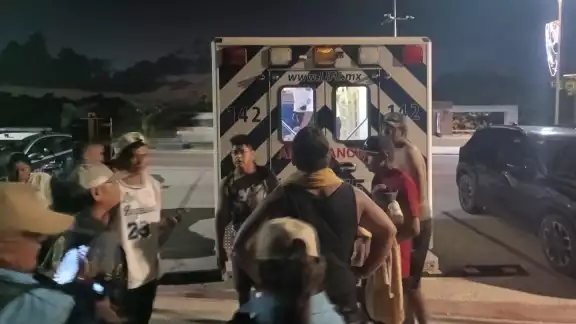 Guardavidas lograron sacar al joven con vida para trasladarlo al hospital Guardavidas lograron sacar al joven con vida para trasladarlo al hospital