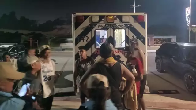 Guardavidas lograron sacar al joven con vida para trasladarlo al hospital