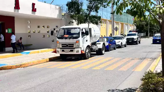 Los estudiantes fueron evacuados hacia la cancha de futbol Los estudiantes fueron evacuados hacia la cancha de futbol