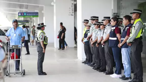 De manera aleatoria, agentes de la GN realizan recorridos en las terminales tres y cuatro del AIC De manera aleatoria, agentes de la GN realizan recorridos en las terminales tres y cuatro del AIC