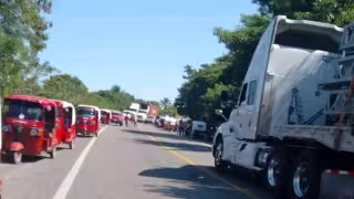 Mototaxis de Atasta siguen en mala racha por reparaciones en la carretera federal 180