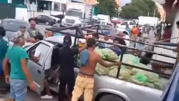 Una camioneta en labores de avituallamiento fue rescatada cuando estuvo a punto de caer al mar