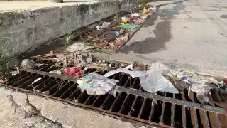 Biby Rabelo ignora denuncia por drenaje en las Flores, Campeche; "olores fétidos y aguas negras" afectan a vecinos