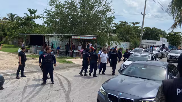 Sindicato de taxistas y Uber inician riña en la avenida Bonampak en Cancún