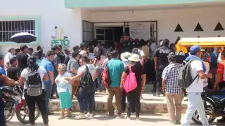 Pobladores de Peto arman zafarrancho tras el retraso en la apertura de una casilla: VIDEO 