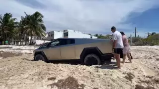 Cybertruck de Tesla se queda atorado en la arena de una playa en Yucatán