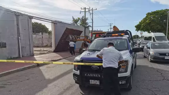 Al parecer una retroexcavadora golpeó el portón lo que ocasionó que cayera Al parecer una retroexcavadora golpeó el portón lo que ocasionó que cayera