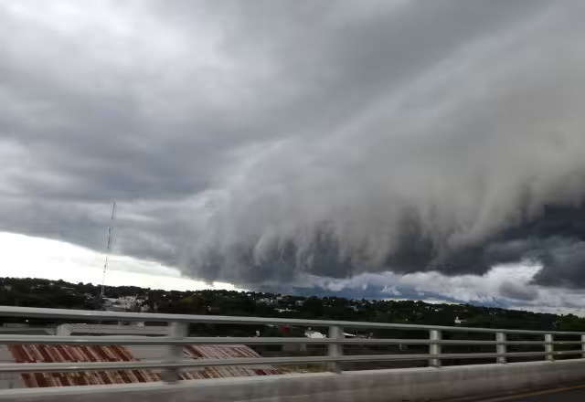 La Cumulonimbus Arcus es una nube de tormenta severa que anuncia ráfagas de viento, descargas eléctricas y fuertes precipitaciones.