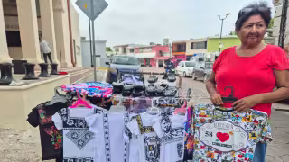 Doña Elsy Pérez recorre las calles de Champotón comerciando artículos tradicionales sobre un triciclo.