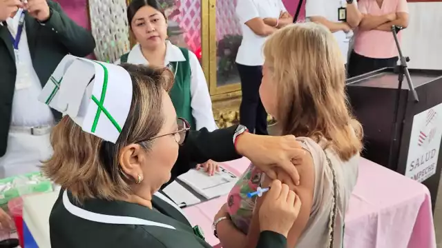 Ciudad del Carmen refuerza vacunación: protección contra influenza y COVID-19 comienza en octubre