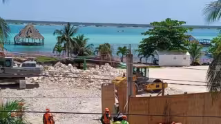 La Sedena reconstruirá el muelle “Casa Bacalar” en la Laguna de los Siete Colores.