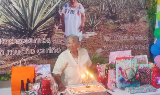 Con pastel, mañanitas y recuerdos del campo, doña Wachina llega a los 94 años