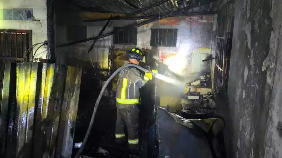 Elementos del Heroico Cuerpo de Bomberos lograron sofocar las llamas. Elementos del Heroico Cuerpo de Bomberos lograron sofocar las llamas.