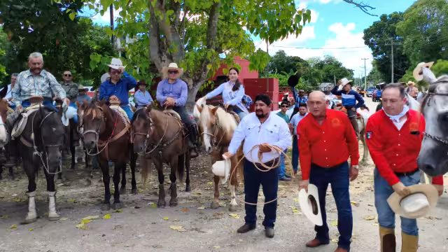El contingente arribó a Tizimín cerca de las 14:00 horas, ingresando al lienzo charro Ing. Fernando Ponce García, donde fueron recibidos por el público asistente