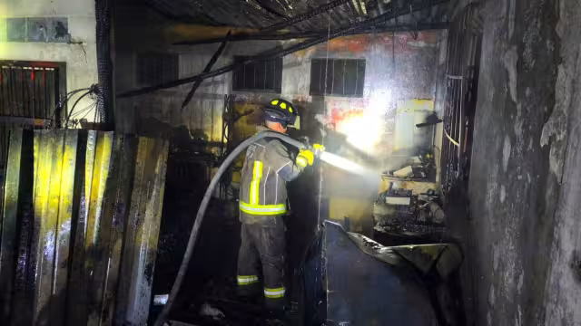 Elementos del Heroico Cuerpo de Bomberos lograron sofocar las llamas.