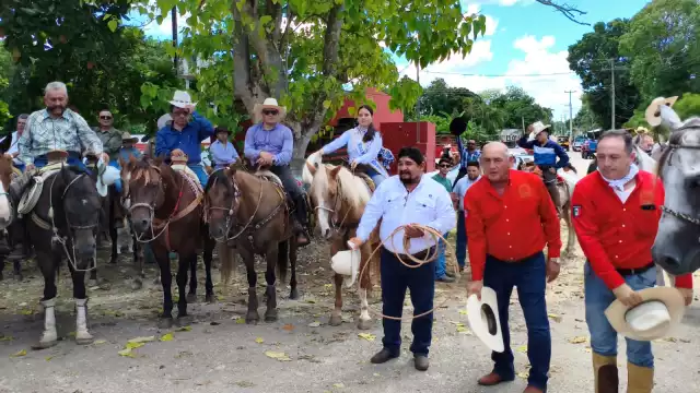 El contingente arribó a Tizimín cerca de las 14:00 horas, ingresando al lienzo charro Ing. Fernando Ponce García, donde fueron recibidos por el público asistente
