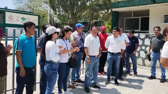 Maestros exigen a la Directora cumplir con pliego petitorio Maestros exigen a la Directora cumplir con pliego petitorio