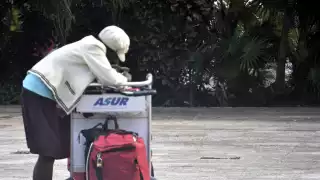 Frustración y desesperación: Niegan asilo político a Laure, la turista estadounidense que vive en el aeropuerto de Cancún