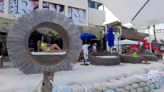 Turistas disfrutan hasta del último minuto de las playas de Cancún antes del impacto de Beryl