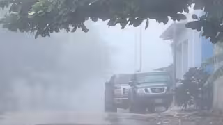 Espesa neblina cubre José María Morelos y anticipa lluvias, según pobladores