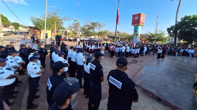 Autoridades y otros elementos de importancia se reunieron frente al Palacio Municipal