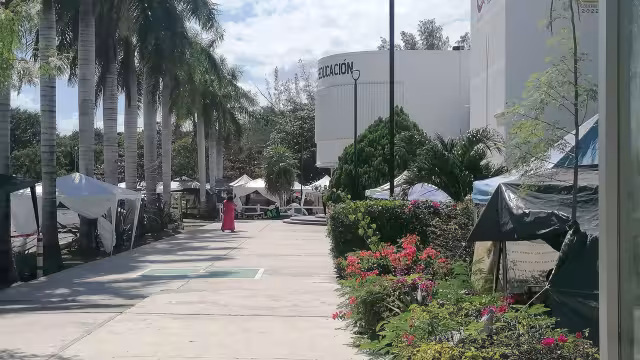 Padres de familia les exigen el regreso a las aulas y señalan que la educación no debe ser rehén de un grupo.