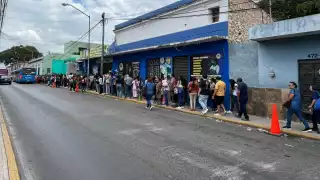 Paraderos del Va y Ven en el Centro de Mérida a la Feria Yucatán Xmatkuil lucen abarrotados en este lunes de “puente”