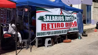 Trabajadores del IMSS rechazan aumento salarial de 6.8% y mantienen plantón en Mérida