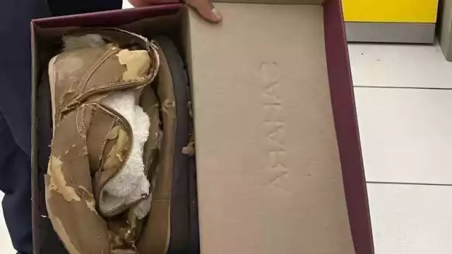 ¿Zapatos con vida propia? Aparecen botas viejas en caja de calzado nuevo