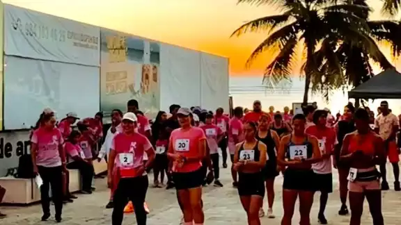 Participantes de la carrera rosa recorrieron las calles de Playa del Carmen en apoyo a mujeres que luchan contra el cáncer de mama.