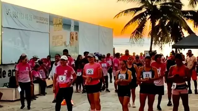 Participantes de la carrera rosa recorrieron las calles de Playa del Carmen en apoyo a mujeres que luchan contra el cáncer de mama.