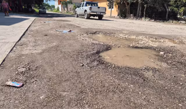 Autoridades omisas ante el deterioro de la calle 12 en Champotón
