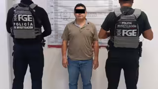 El exfuncionario fue presentado por agentes de la FGE.