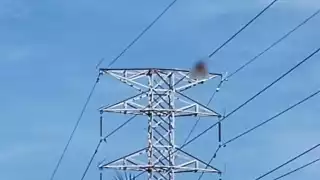 Hombre escala una torre de alta tensión en Kanasín