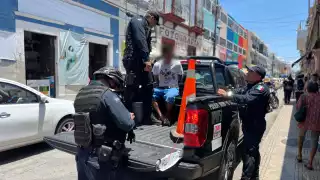 Detienen a hombre por presunto robo en negocio del centro de Mérida