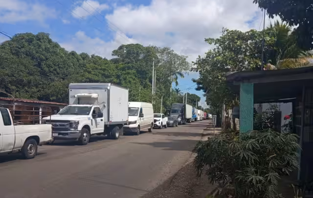 Pobladores de Atasta bloquean carretera federal 180