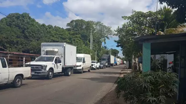 Pobladores de Atasta bloquean carretera federal 180