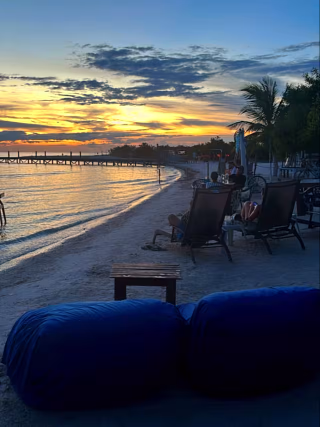 La crisis por falta de visitantes obligó al cierre temporal de algunos negocios en la isla.