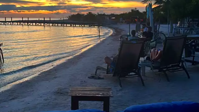 La crisis por falta de visitantes obligó al cierre temporal de algunos negocios en la isla.