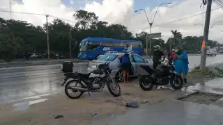 ¡Cuidado con las lluvias! Motociclista se derrapa por el pavimento mojado en Cancún