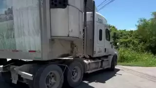 Hombre se salva de ser aplastado por un tráiler en Chetumal