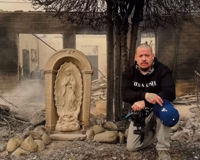 La virgen no se ve afectada por las brazas o cenizas del fatal incendio