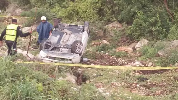 El automóvil quedó volcado fuera de la carretera El automóvil quedó volcado fuera de la carretera