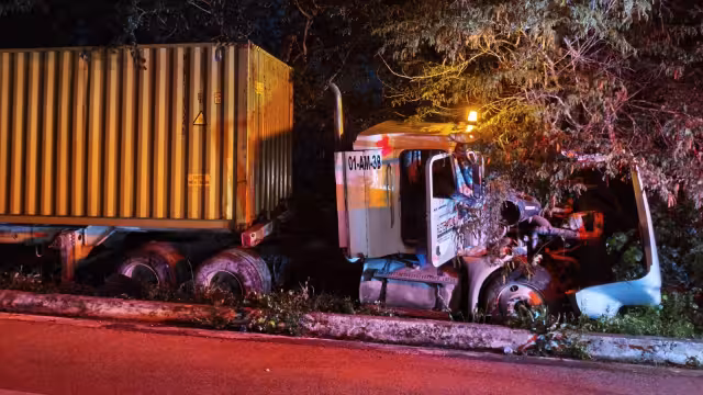 El trailero perdió la vida dentro de la cabina en su unidad