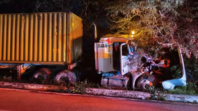 El trailero perdió la vida dentro de la cabina en su unidad