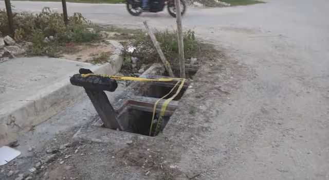 Alcantarilla sin tapa en Flores Magón representa peligro para transeúntes