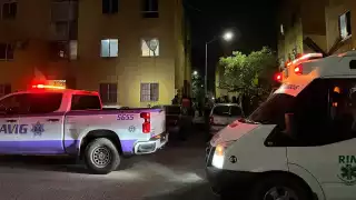 La menos de cinco años aproximadamente presentó dolor en su cabeza y espalda al impactarse con la banqueta