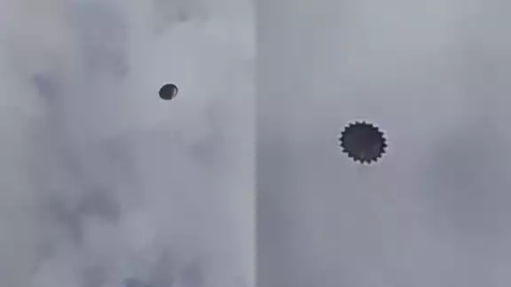 Usuarios han comparado al supuesto OVNI con un globo de cantoya Usuarios han comparado al supuesto OVNI con un globo de cantoya